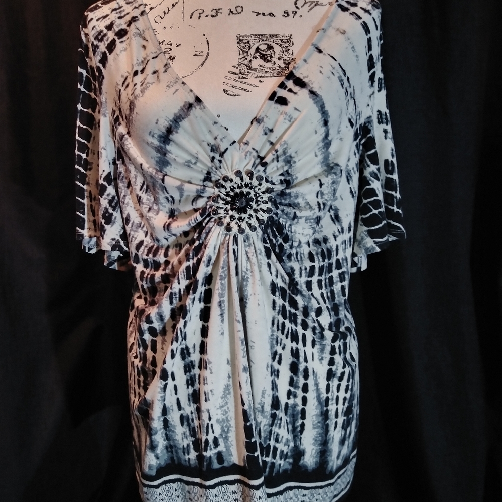 XXL tie died with perfect detail piece on front